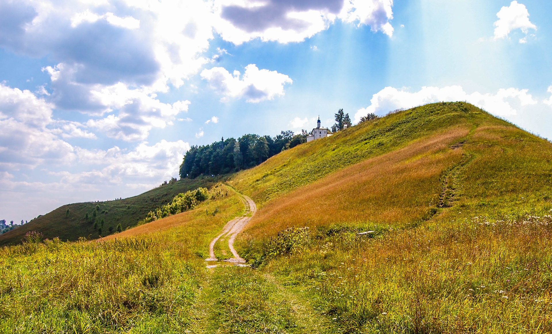 Ein Berg mit einem Weg